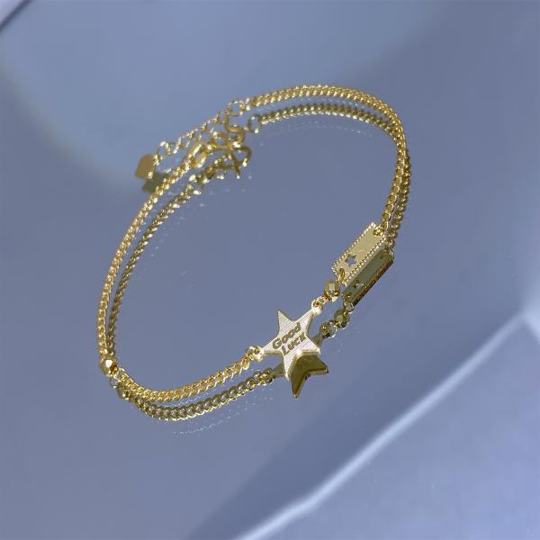 Un sofisticado brazalete de corazón de oro sólido de 18 caratos.