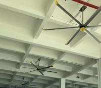 Système de brise naturelle avec grand ventilateur de plafond HVLS industriel