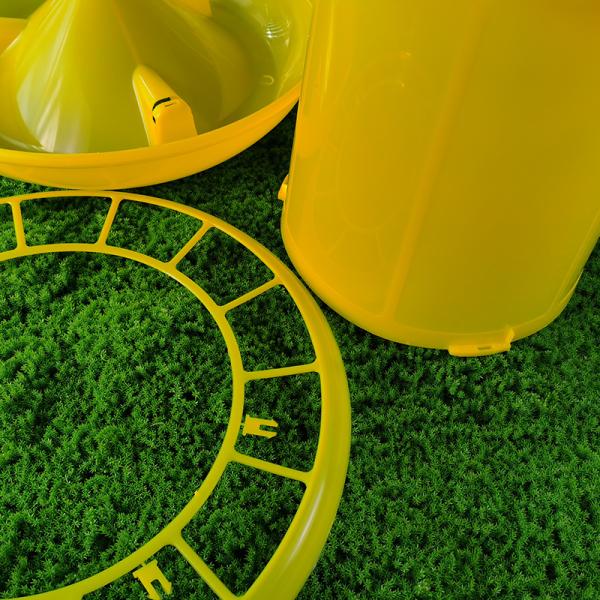 Круглое красно-желтое кормовое ведро для птицы