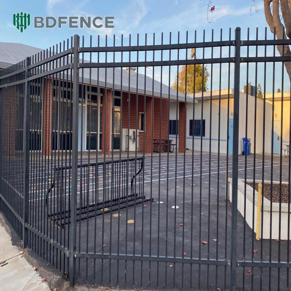 Защищенный от детей трубчатый стальной забор с закругленными краями