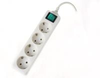 Débouché noir de la bande 4 de puissance d'USB avec code fait sur commande de puissance de commutateur le long
