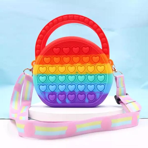 Девушки пузыря нажима хлопают сумка, сбрасывают портмоне непоседы попа стресса