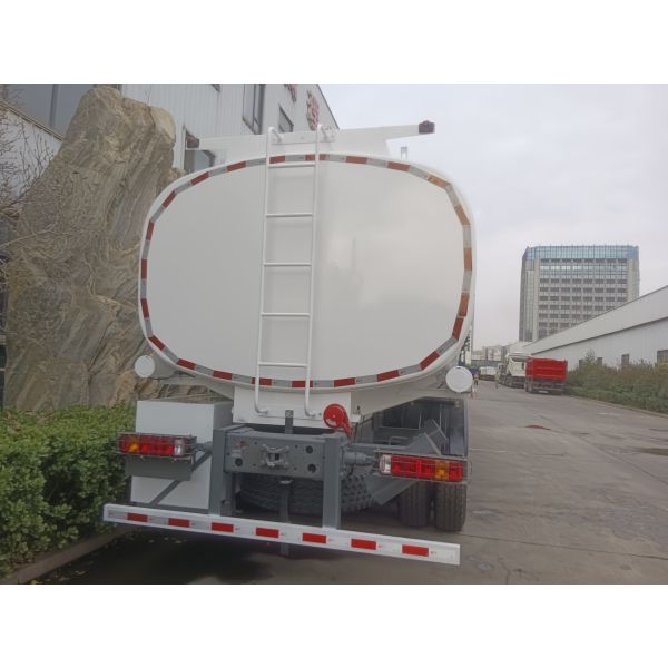 SINOTRUK HOWO Red 371HP 8×4 12Wheels High Capacity Oil Tank Truck 30CBM