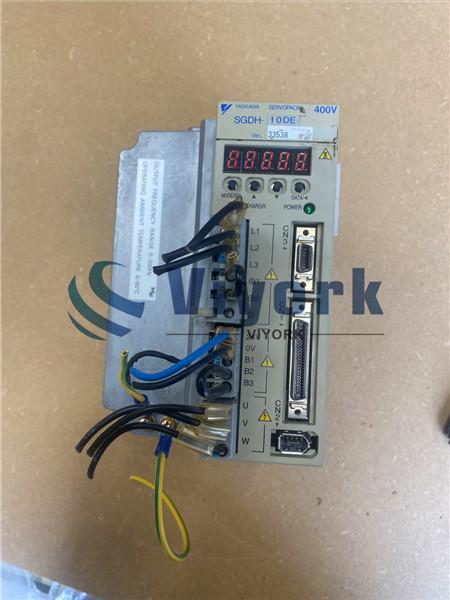Yaskawa SGDH-10DE Industrial Servo Drive 50 / 60HZ 380 - 480VAC INPUT 3.5AMP NEW