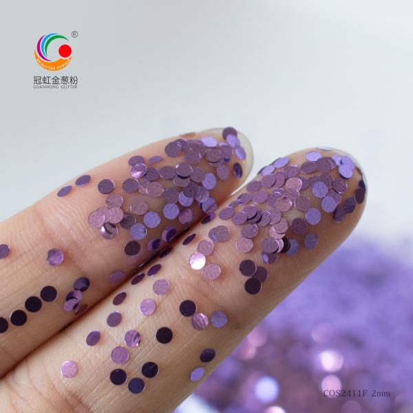 Agrega un poco de brillo a tu maquillaje diario con polvo de PET de forma especial y pegatinas para uñas