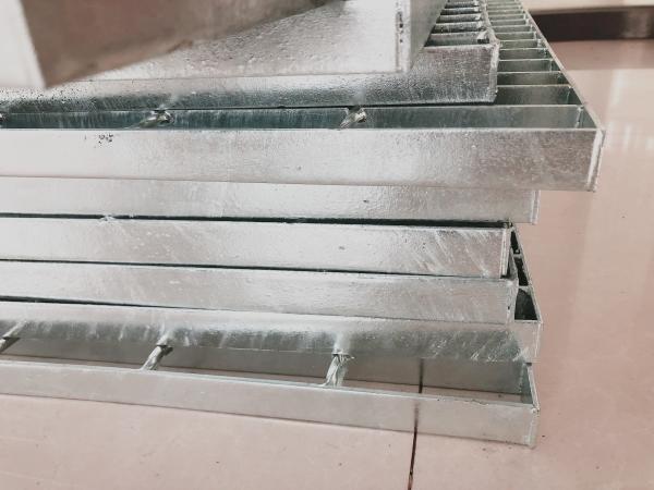 A imprensa grating galvanizada mergulhada quente da passagem da segurança soldou o quadrado de 2 4 6 milímetros