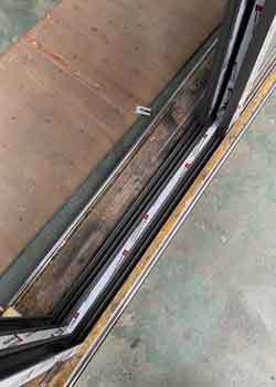 Australian Standard Sliding Glass Door with Double-layer Tempered Glass and Built-In Insect Screen