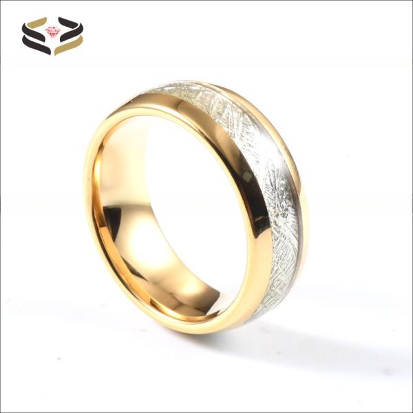 Une bague en carbure de tungstène d'or de 8 mm avec une incrustation de météorite