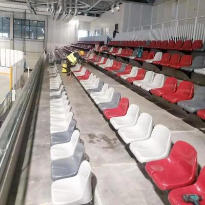 O tipo estádio da cubeta do plástico ostenta assentos para anfiteatros do futebol