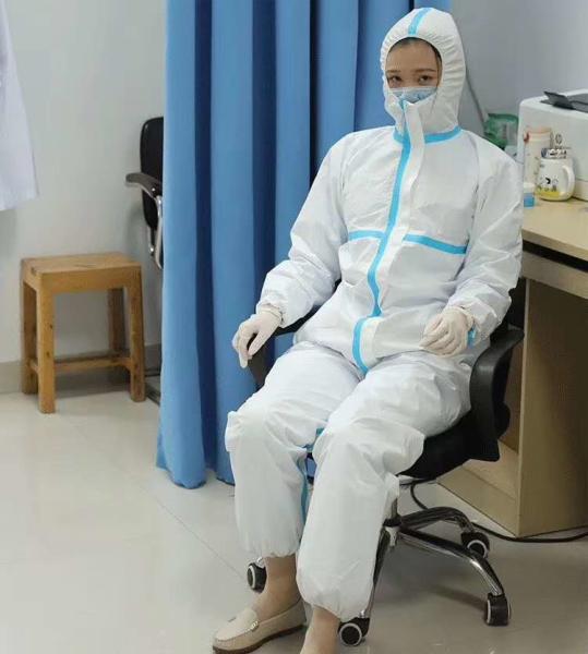 Quick Dry Medical Disposable Protective Suit Soft Hand Feeling Anti Virus