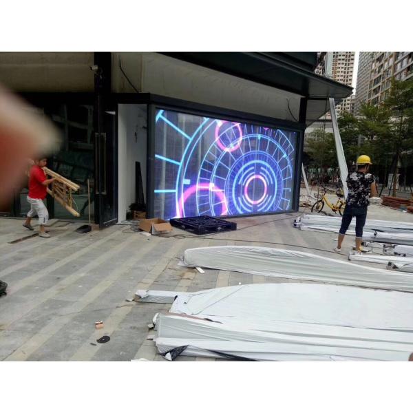 Прозрачным стеклянным приведенная светом реклама экрана, цвет приведенный на открытом воздухе экрана полный