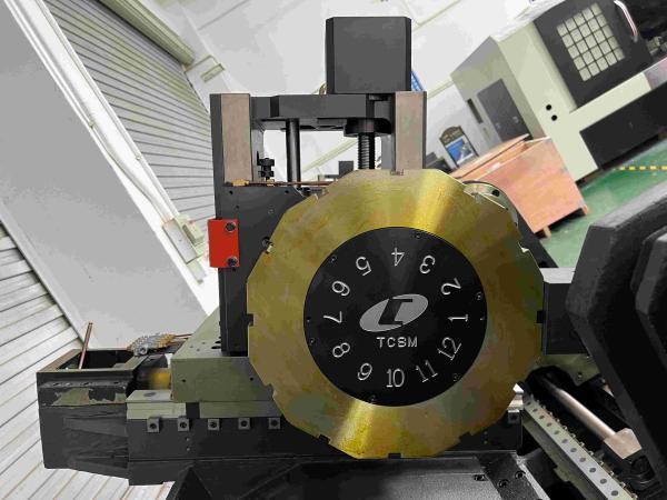 Tour CNC compact 5030Y avec une longueur d'usinage de 350 mm ± 50 mm