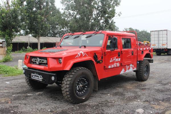 Dongfeng Warrior Off-Road Pickup Red  3800mm Wheelbase Cummins Engine  4WD  Heavy-Duty Performance