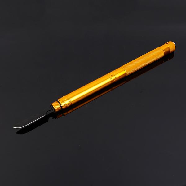 На открытом воздухе садовничая ручные инструменты, располагаясь лагерем складывая лопату многофункциональную