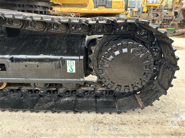 Crawler Moving Type Used Caterpillar Excavator 320D2 for Your Construction Needs