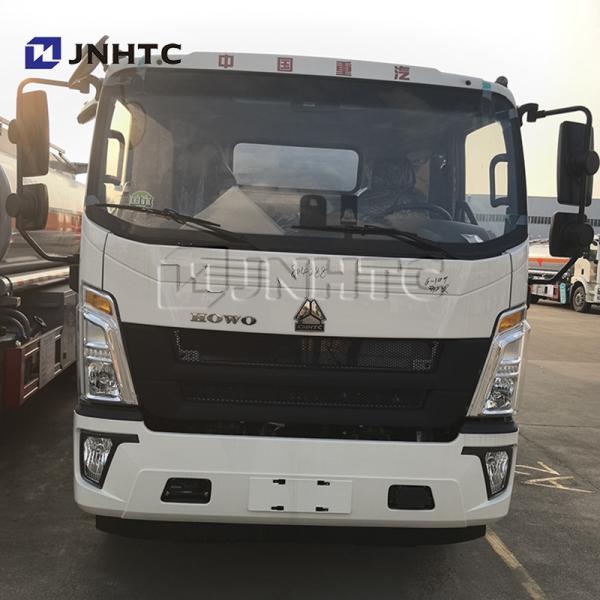 HOWO Camion-citerne à carburant 4X2 8cbm Camion-citerne à huile légère