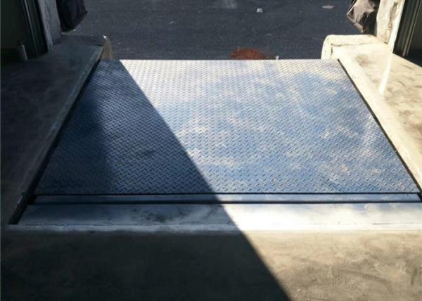 Le niveleur de dock télescopique avec la lèvre escamotable facilitent le chargement et le déchargement sûrs des camions entièrement chargés