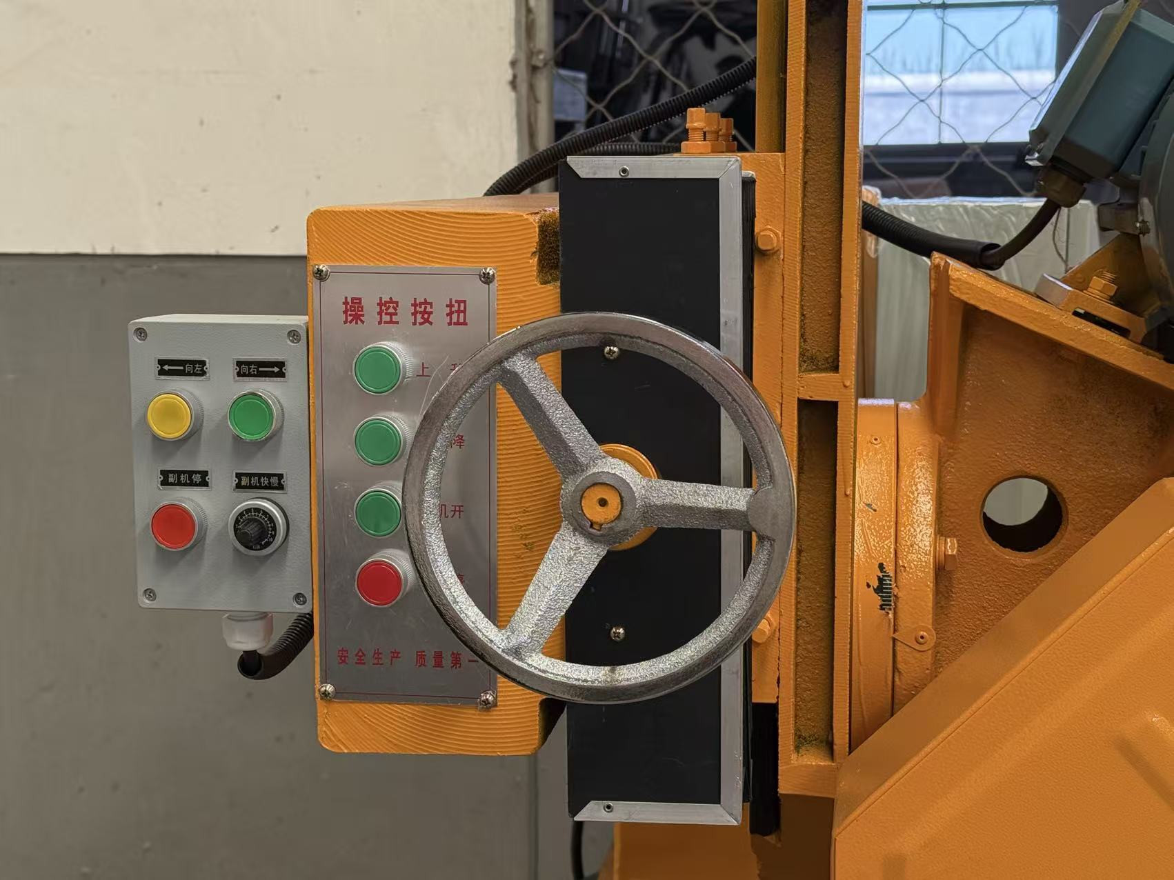 Hand Cranked Saw 11kw 3000*1000mm Supports main functions such as 45 degree chamfering and straight cutting