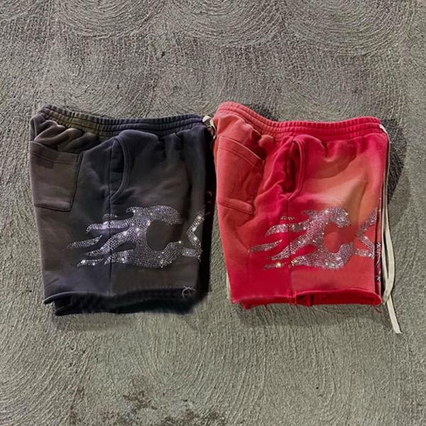 Des sweat-shirts et des shorts pour hommes