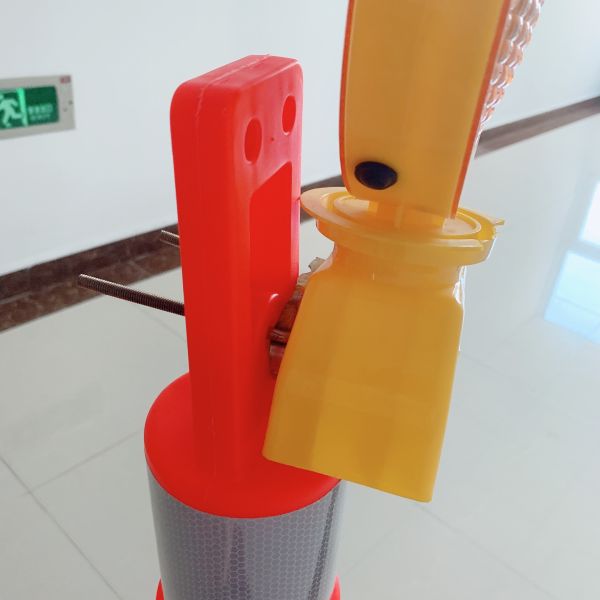 PE Material Traffic Post with Base and T-Top Delineator Bollard for Highway Road Safety