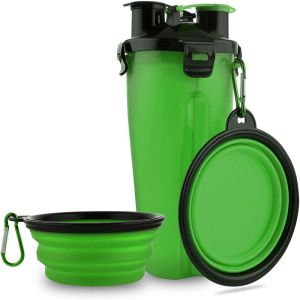 Бутылка с водой зеленой портативной собаки распределителя воды на открытом воздухе для собак идя пеший туризм