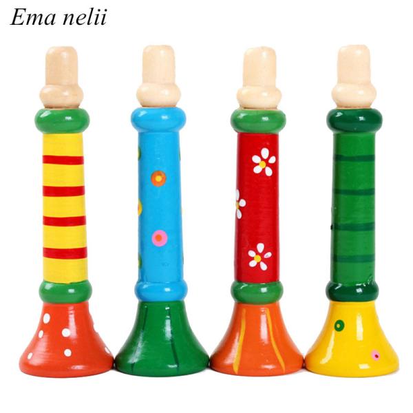 O instrumento musical do assobio de madeira quente do chifre do bebê brinca as crianças coloridas