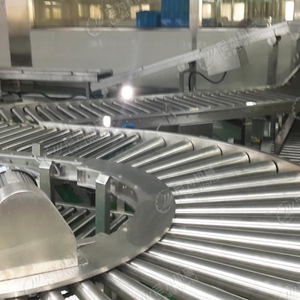 Инженер рисует стальные конечные колпачки ремни конвейерная система для упаковочной линии