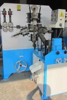 Máquina automática para formar y roscar ganchos con perchas