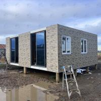 Casas modulares impermeáveis ao furacão impermeáveis ao som Construção de aço Casa de contêineres Casas pré-fabricadas com revestimento esculpido em metal