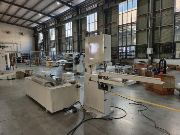 Un dessin intercalaire de bonne qualité N plier la machine à plier du papier de serviette à main avec une ligne de production de machine à emporter facilement