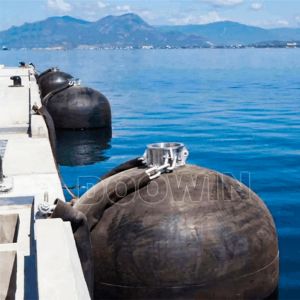 Défenses hydropneumatiques cylindriques ISO17357 pour la protection des quais de sous-marins