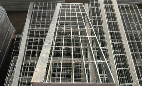 Heavy-Duty Galvanized Steel Driveway Grating Carbon Steel Bearing Bar Serrated Steel Grid Outdoor Building Metal Materials