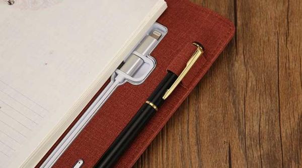 Caderno A5 de carregamento sem fio de couro com construído no banco do poder reciclável