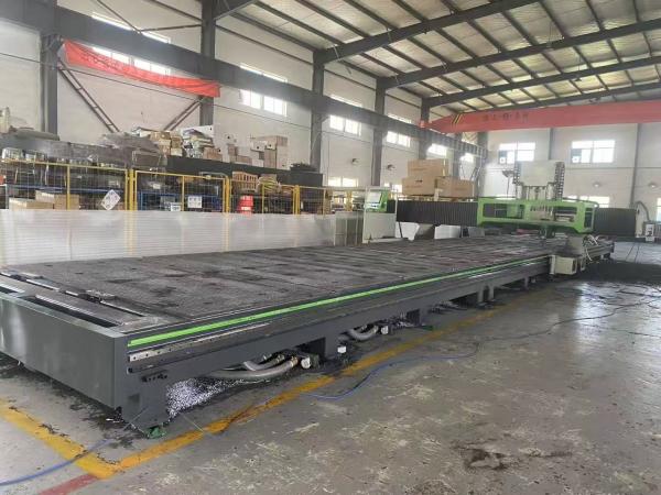 Centre de traitement pour panneaux de carrosserie isolés en composite