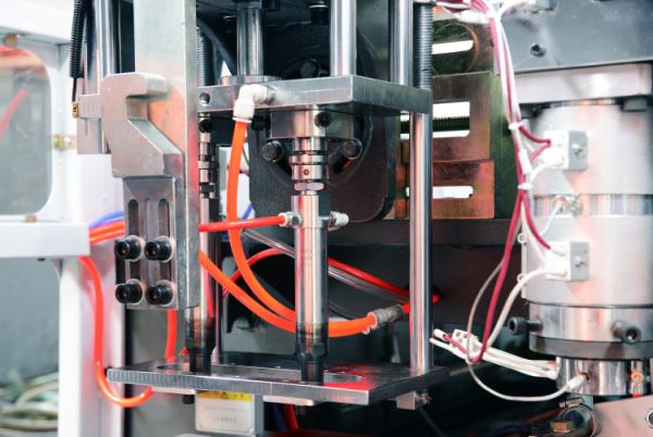 Double Station Extrusion Blow Molding Machine 4 Layer For 1L Chemical Pesticide Bottle