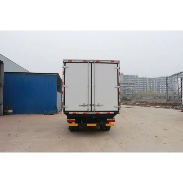 DONGFENG 5 Tons Small Refrigerator Box Truck , Light Refrigerator Freezer Truck