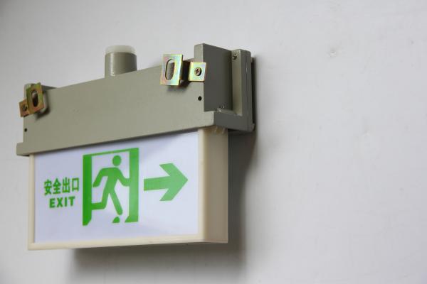 Luz de emergencia a prueba de llamas con vida útil de 50000h, aluminio de grado marino, 2*3 vatios para sus necesidades de emergencia