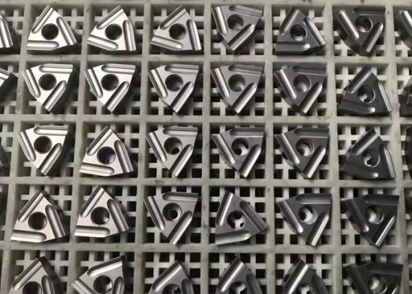 O carboneto de tungstênio do triângulo introduz YBC252 YBD102 YBD152 YBD152C YB7315