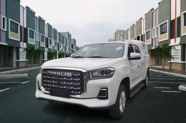 Diesel Oil Mini Cargo Van For Express Transporting Food Or Goods 5 Passengers Capacity