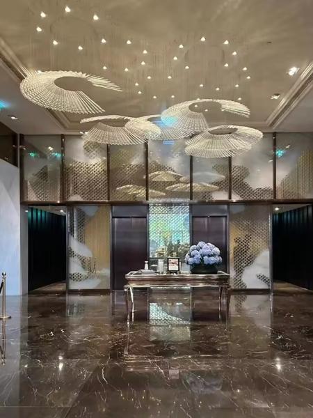 Éclairage de lustre grand et unique en verre de luxe moderne, non personnalisé, pour la décoration intérieure