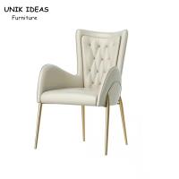 O quadro do metal branco que janta cadeiras com pés de aço inoxidável cobre o couro de creme adornado jantando cadeiras