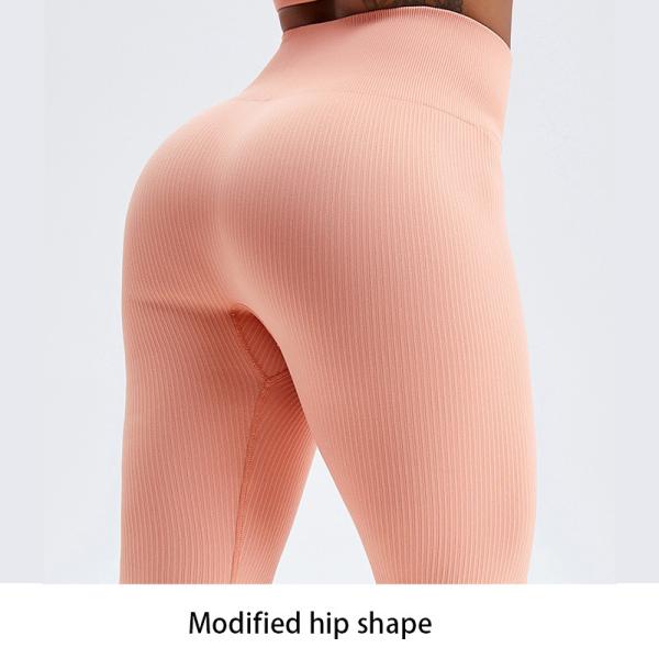 Разминка гетры безшовного батта нервюры персика поднимаясь задыхается нагое чувство