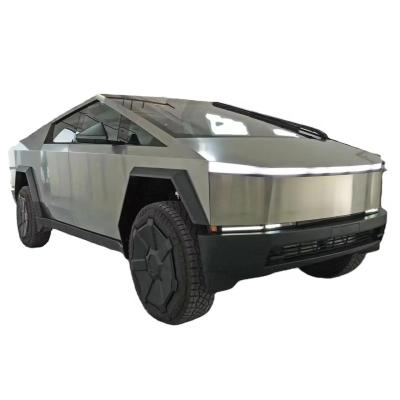 Camión eléctrico Tesla Cyber Off-Road de plata con cuerpo de acero y velocidad máxima de 180 Km / h