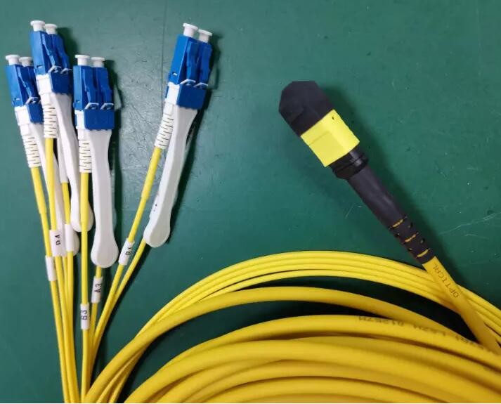 24 гибкого провода фиолетовые 10M волокна пути MPO MTP 40G 100G SFP OM4 оптических