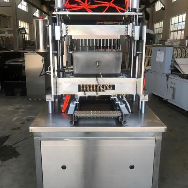 Machine à découper des bonbons et à former des boules de bonbons