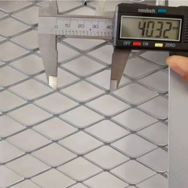 1.5mm Thickness Low Carbon Steel Expanded Metal Mesh with 15×30mm Openings for Machine Guard