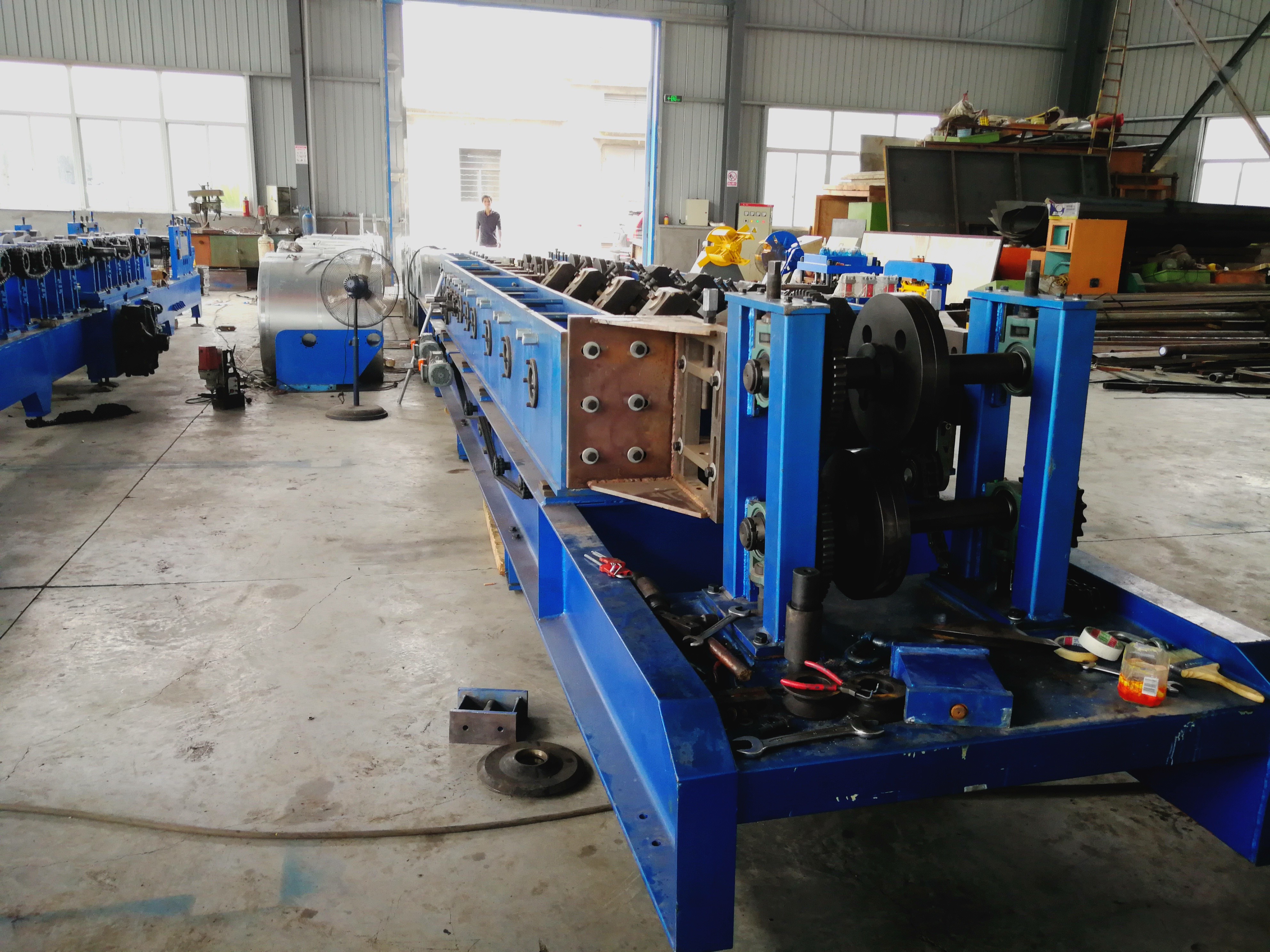 Purlin c формируя машину с 18-20 станциями режа допуск ±2mm для ширины 120-300mm сырья