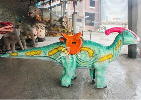 O dinossauro de passeio a fichas monta impermeável para o parque de diversões das crianças