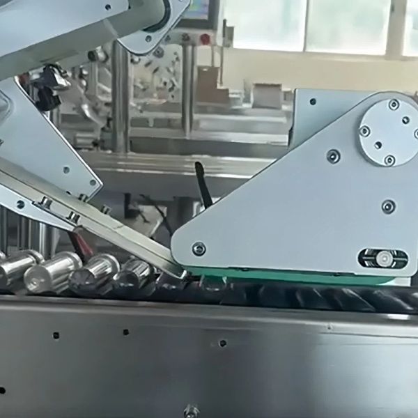 High Efficiency Horizontal Labeling Machine 50Hz Round Bottle Labeling Machine
