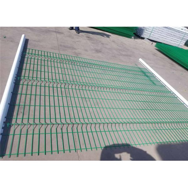 Треугольник гнуть сильный провод ограждая надежный сейф для индустриальной зоны